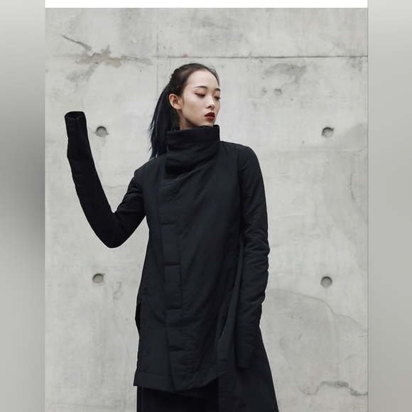 Simple Black-Turtleneck  Padded High Low Coat - Picture 4 of 16